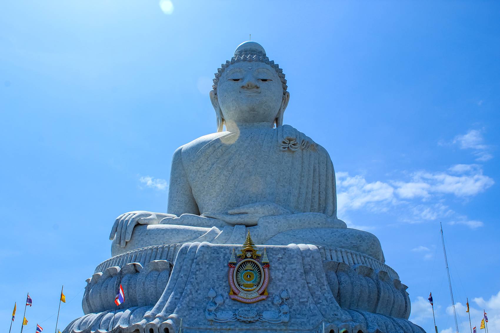 大佛雕像建在泰国普吉岛的一个高山顶上(1).jpg
