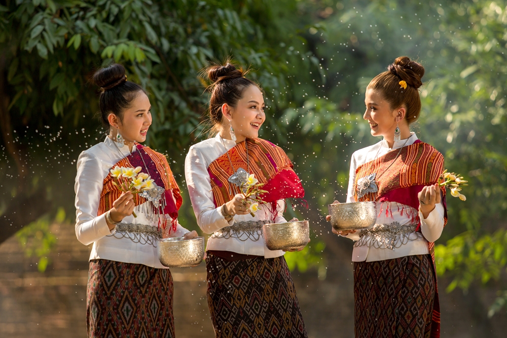 เผยผลสำรวจ ประชาชนหนุนแต่งชุดไทยเล่นสงกรานต์ -  สำนักงานกองทุนสนับสนุนการสร้างเสริมสุขภาพ (สสส.)